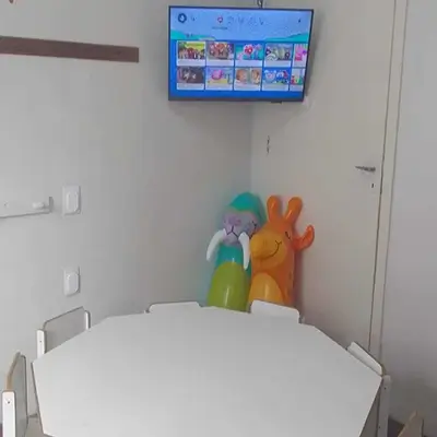 Foto da sala da escola com a TV ao fundo
