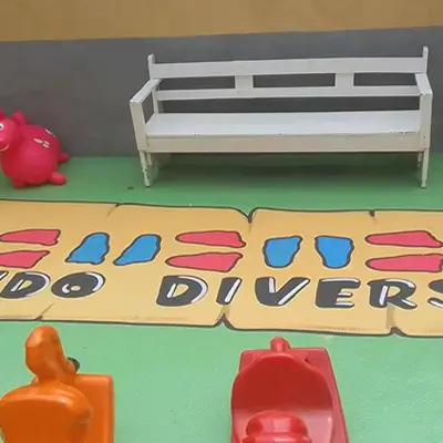 Foto de um banco no pátio da escola