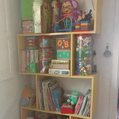 Foto da estante de brinquedos na Brinquedoteca
