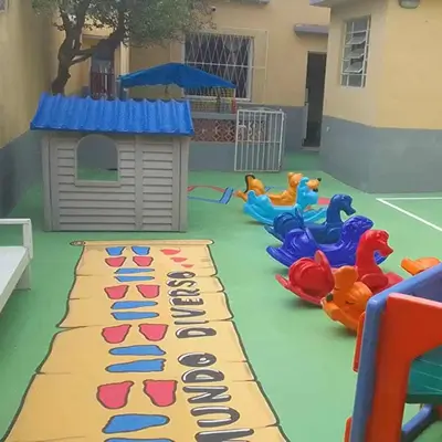 Foto dos brinquedos da pracinha da escola
